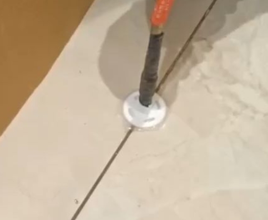澄城瓷砖空鼓维修公司专业解答瓷砖在铺贴过程中，如果没有涂抹均匀到位的粘结材料（如水泥砂浆或瓷砖胶），可能会导致以下问题